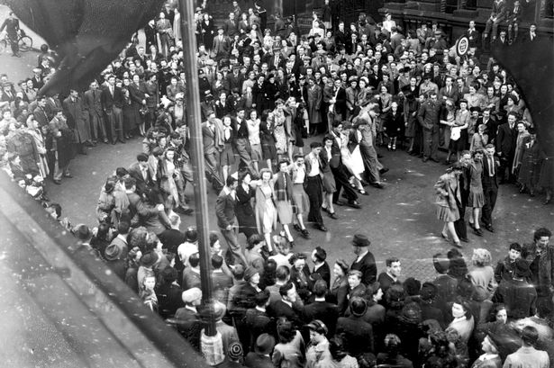 © Birmingham Mail. VJ Day in Birmingham outside Birmingham Council House.