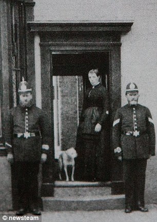 Members of Birmingham's Victorian police force. © http://www.dailymail.co.uk/news/article-2417281/The-real-Peaky-Blinders-Victorian-gang-terrorised-streets-Birmingham-sewed-razor-blades-caps-headbutt-rivals.html