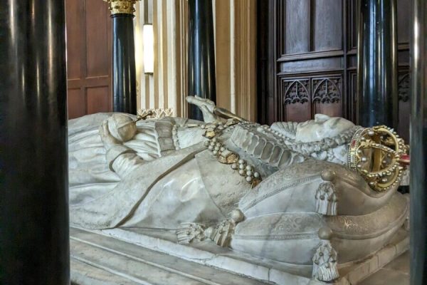 Elizabeth I smaller